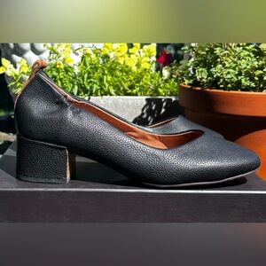 Gentle Souls by Kenneth Cole Ella Leather Pump
Size 10
Like  New/Never Worn
Blk